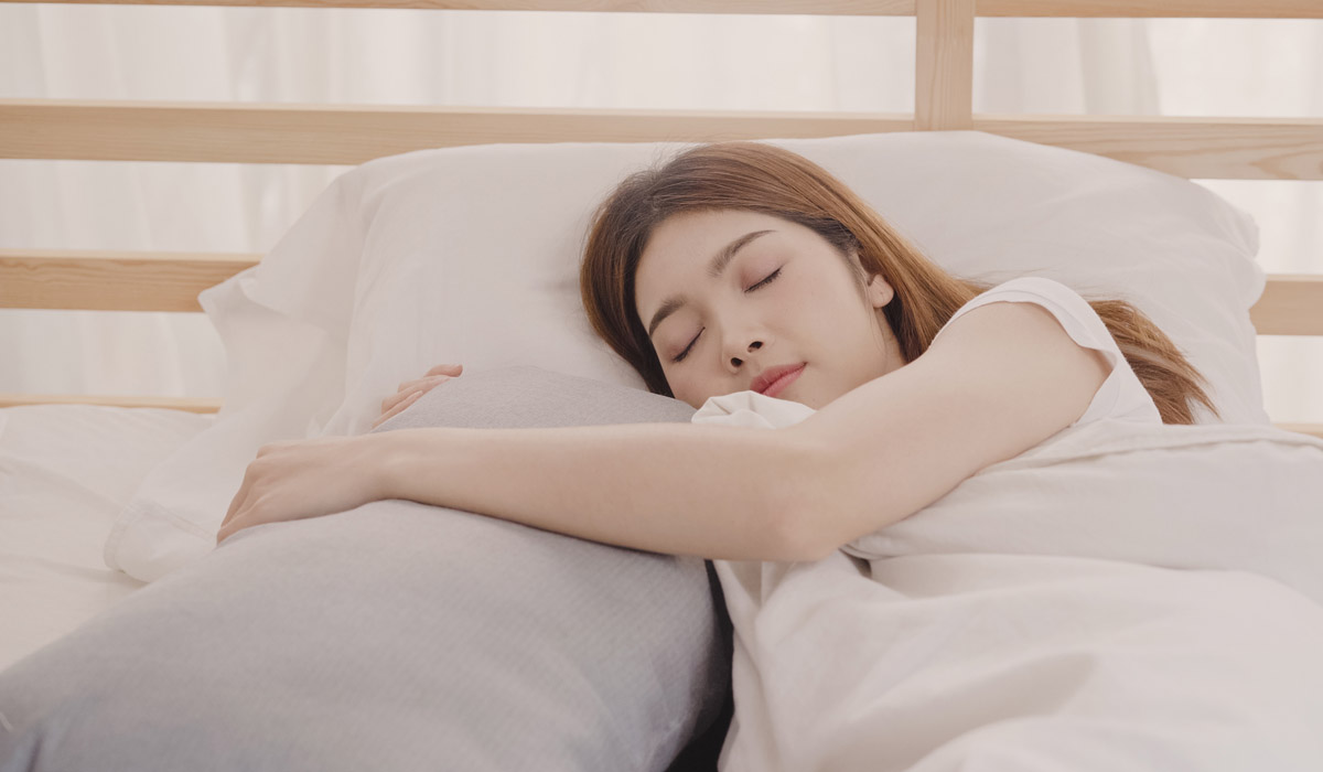 Ketahui 5 Manfaat Memeluk Guling Saat Tidur