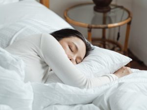 Wajib Tahu! Inilah 6 Manfaat Tidur Menggunakan Bantal